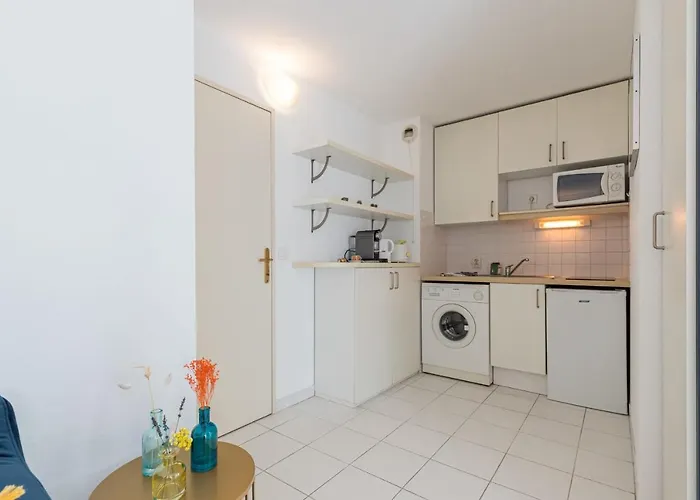 Comfortable 1 Bdr Downtown - Ac & Parking * نيس